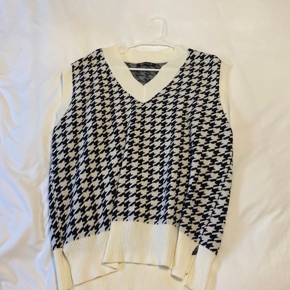 NEVER WORN Houndstooth V-Neck Oversized Sweater Vest - Picture 2 of 3